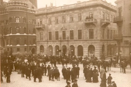 Svartvitt foto med byggnad i klassicerande stil.