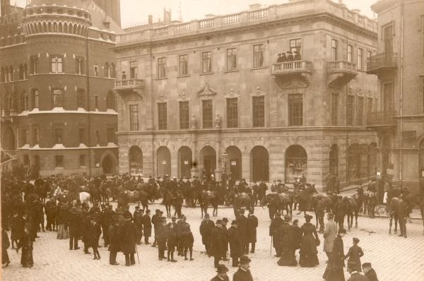 Svartvitt foto med byggnad i klassicerande stil.