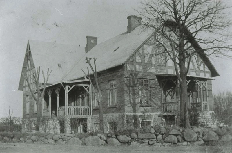 Svartvitt foto på stor trävilla. 