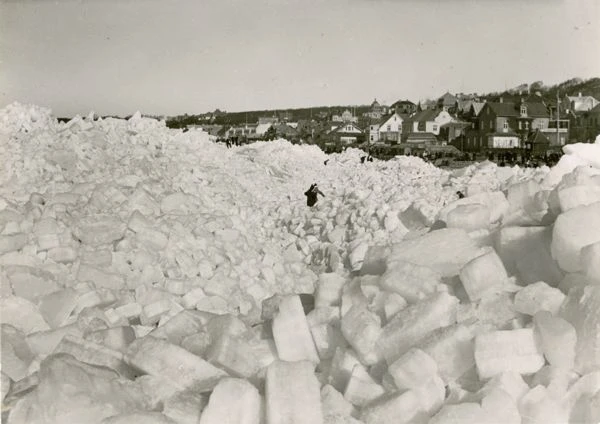 Vintern 1942–43 skapade isen detta mäktiga skådespel vid Strandvägen.