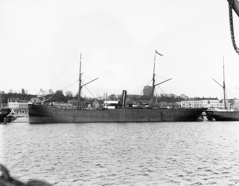 S/S ”Emily” i Norra hamnen 1892, året efter hamnens invigning. Kärnans restaurering påbörjades 1893. Fartyget som var byggt i South Shields 1878, köptes på våren 1892 av ett partsrederi i Helsingborg med konsul Carl Henckel som huvudredare. På fartygets skorsten kan urskiljas rederimärket, en stjärna med ett H i mitten, troligtvis i gult på blå botten