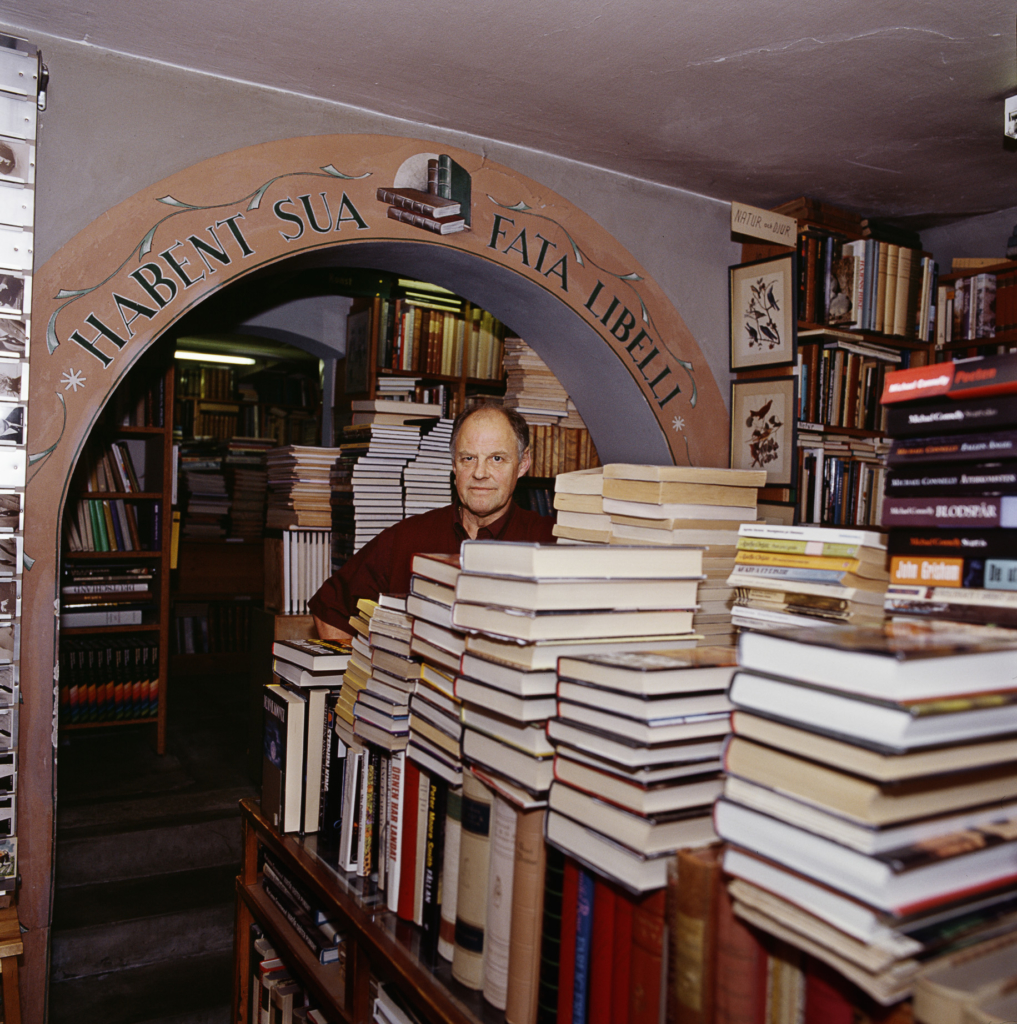 Antikvariska bokhandeln på Drottninggatan startade som Lundgrens Antikvariat. På bilden nuvarande ägaren Olle Brunkestam