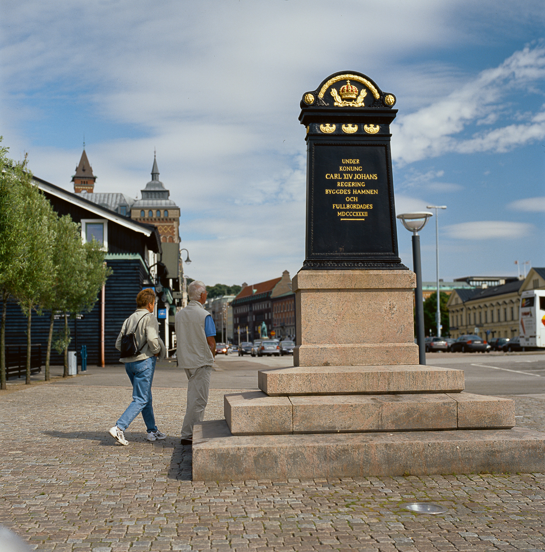 Minnesmärket över den förste Bernadottens ankomst till Sverige har efter flera omflyttningar i och kring hamninloppet äntligen fått sin plats