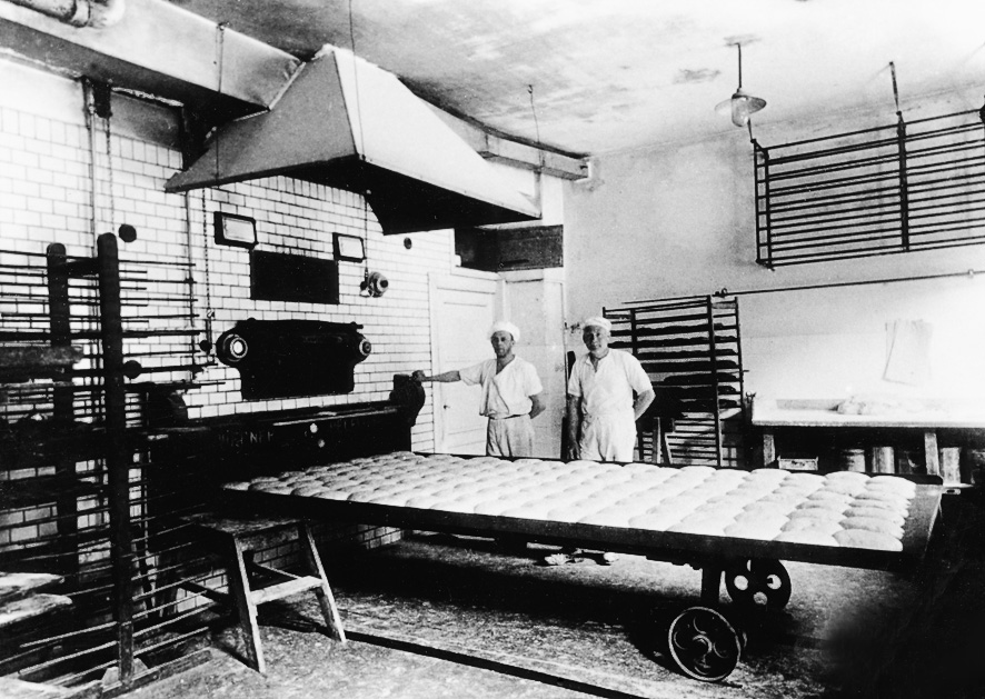 Carl Perssons bageri och nedan Svedbergs bageris brödbil som den såg ut på 1920-talet