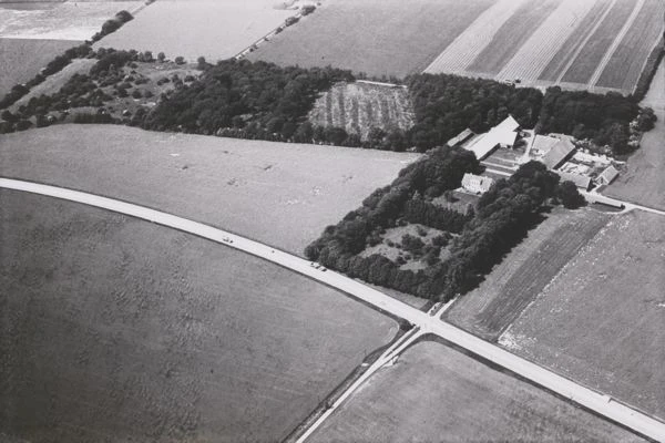 Svartvitt flygfoto på en gård.