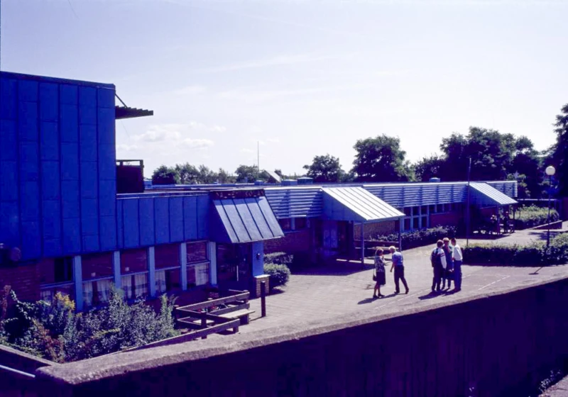 Exteriör bild av enplansbyggnad och några barn.