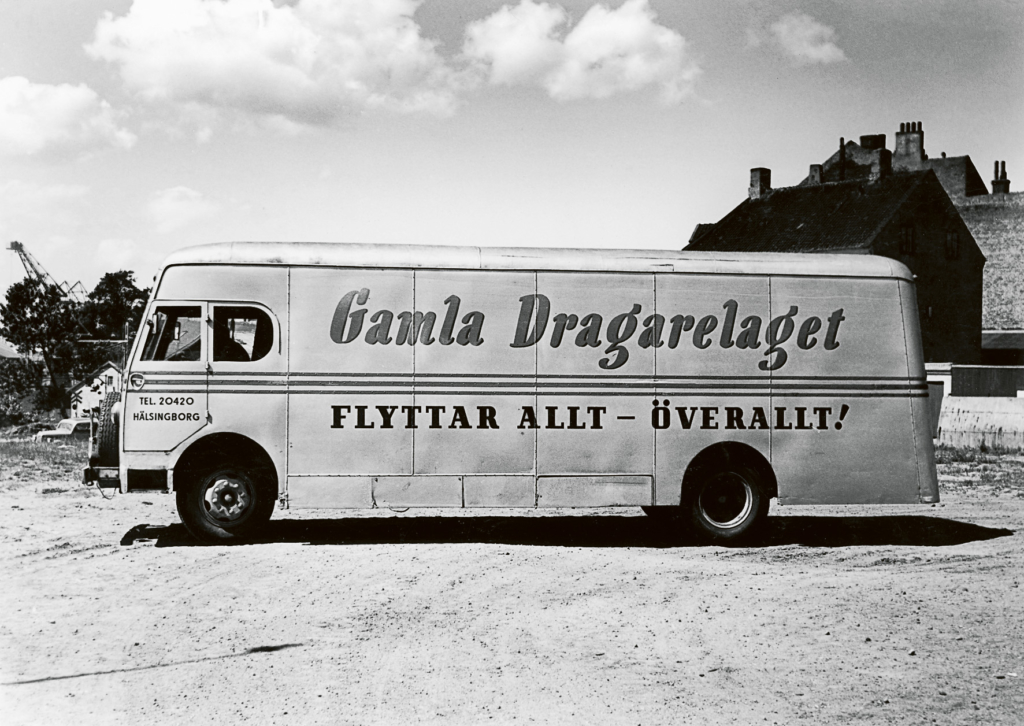 Den första flyttbussen fotograferad omkring 1940.