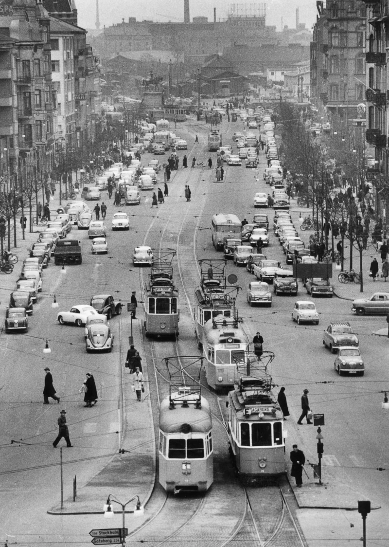 Spårvagnarna utgjorde ibland ett ganska dominerande inslag i stadsbilden, 1950-tal