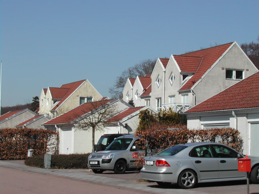 Färgfoto med parhus med i ljust grå och ljus gul.