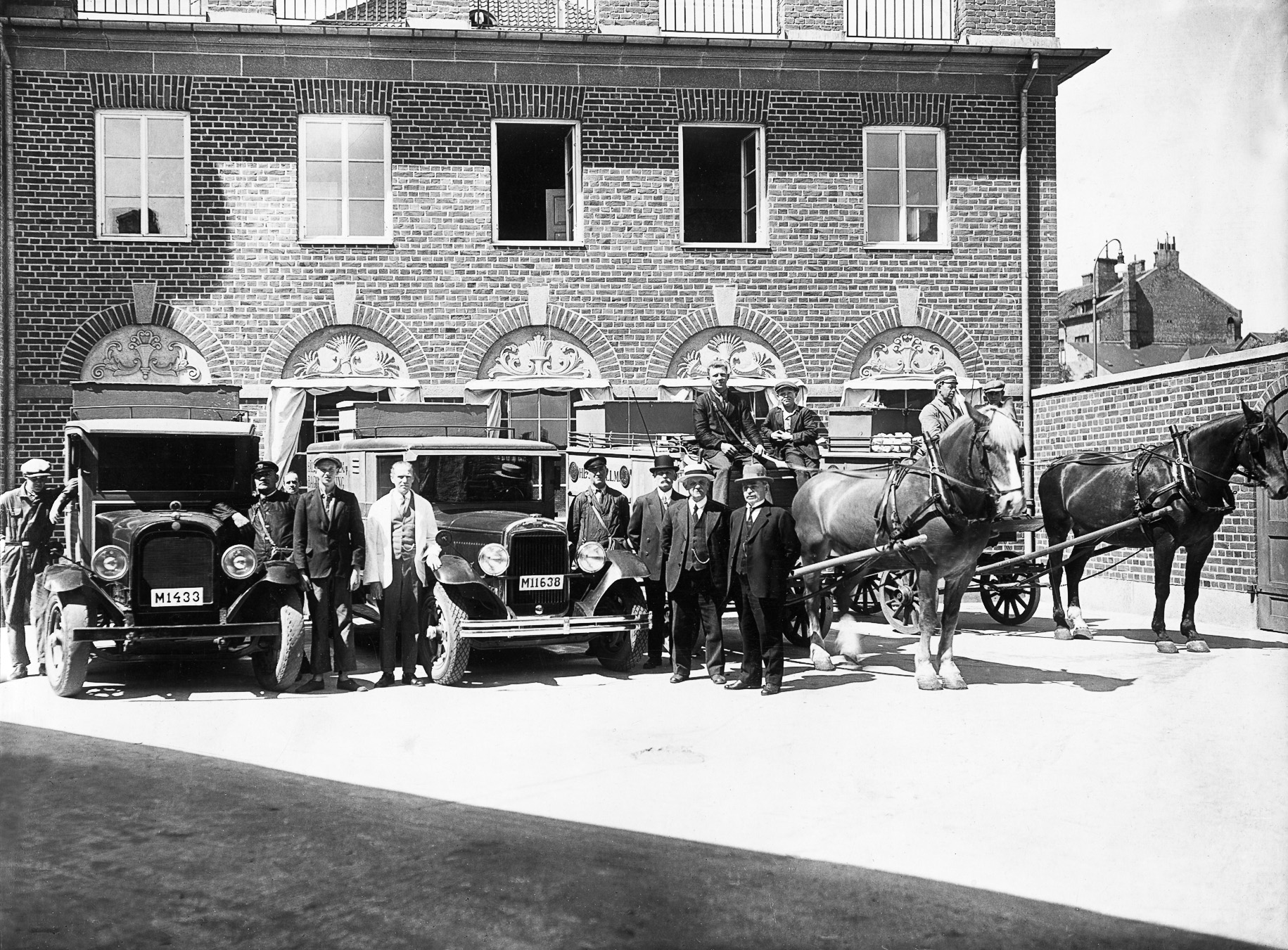 Ettans bilar och hästskjutsar var ett välkänt inslag i stadsbilden