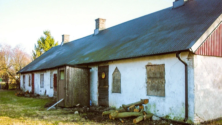 Bilden visar norra långsidan av Filbornalängan, som från Filbornavägen sett var baksidan av huset. De gamla trädörrarna till lägenheterna var kvar tills huset revs. På denna sida av huset fanns också en gång en trädgård för de boende i huset.Foto ur Björn Engdahls samlingar.