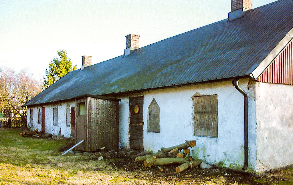 Bilden visar norra långsidan av Filbornalängan, som från Filbornavägen sett var baksidan av huset. De gamla trädörrarna till lägenheterna var kvar tills huset revs. På denna sida av huset fanns också en gång en trädgård för de boende i huset.Foto ur Björn Engdahls samlingar.