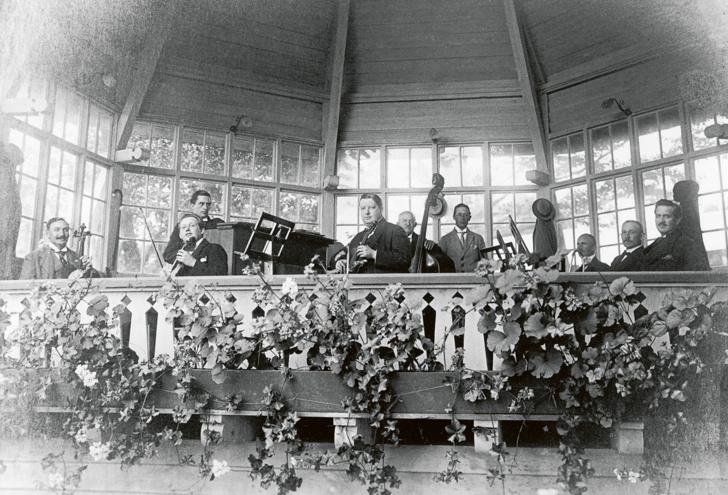 Gösta Fogelbergs populära ensamble musicerar i musikpaviljongen vid Terrasstrapporna.