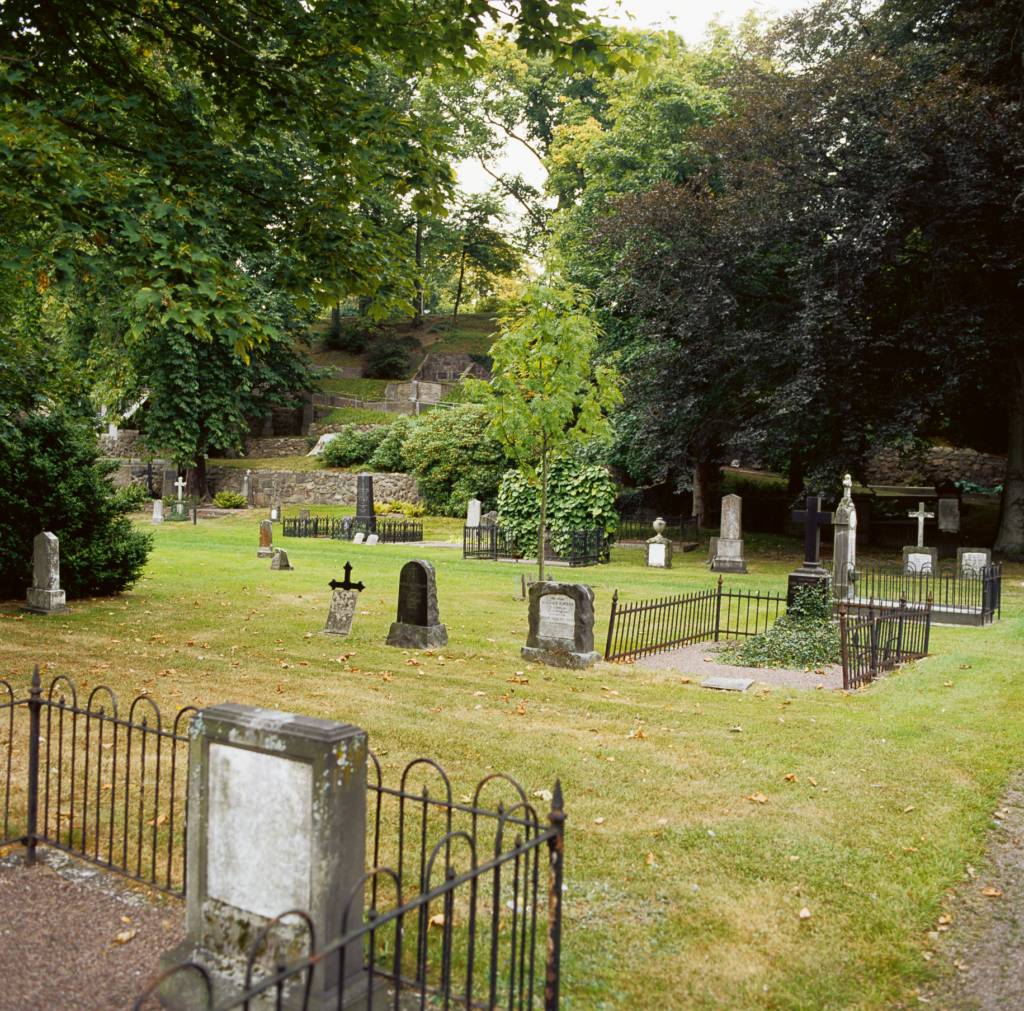 Den äldsta delen av kyrkogården med gravplatser från tidigt 1800-tal