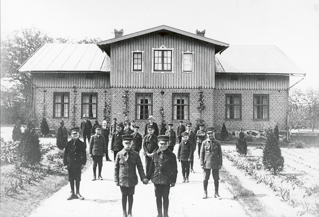 Barnhemsbarn uppställda framför huvudbyggnaden omkring 1890