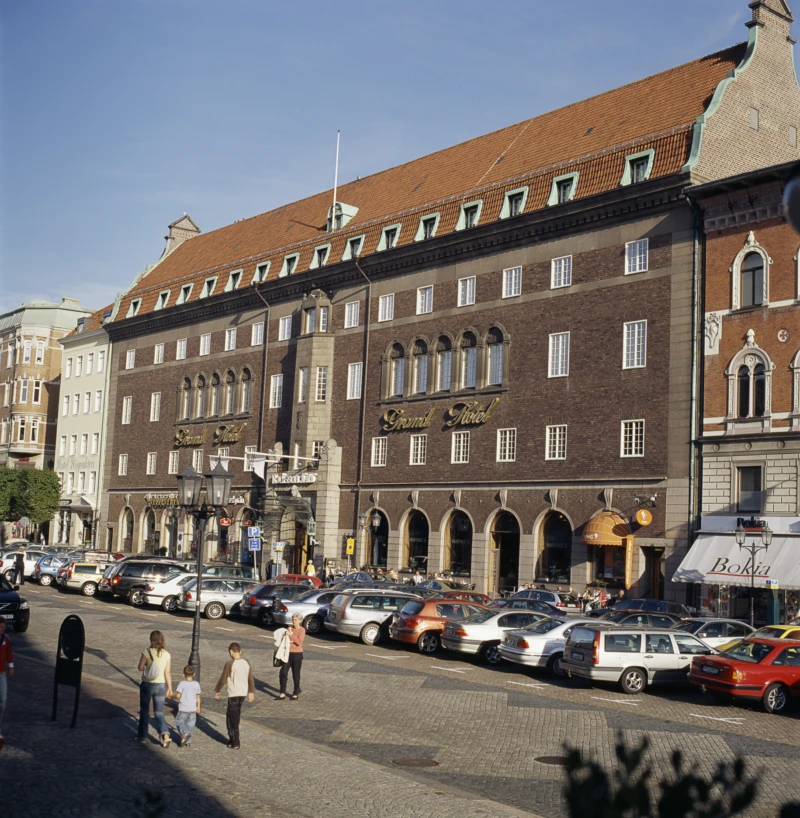 Grand Hotel. Exteriören är i stort sett oförändrad genom åren, interiört har dock mycket ändrats