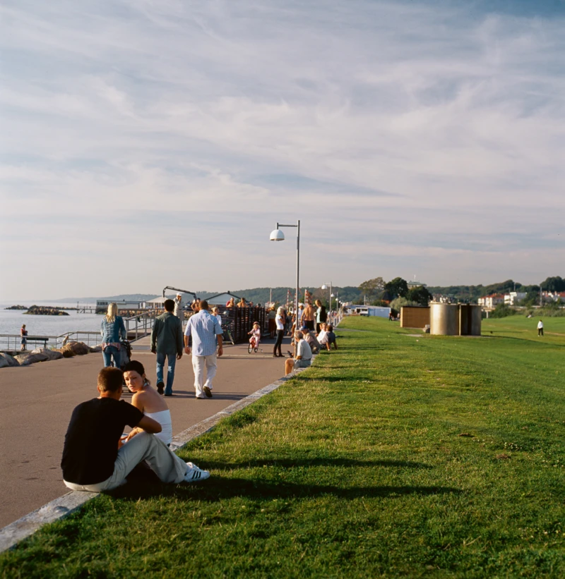 Det stora grönområde som iordningställts efter anläggandet av tågtunneln i början på 1990-talet