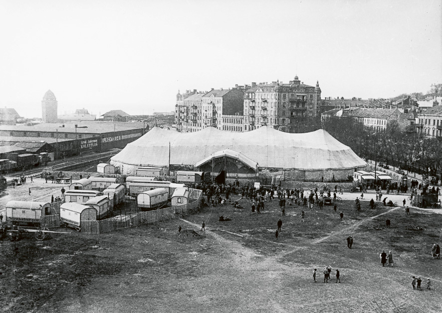 Gröningen, (gamla) var i äldre dar ofta plats för gästande cirkussällskap. På platsen finns idag Stadsteatern