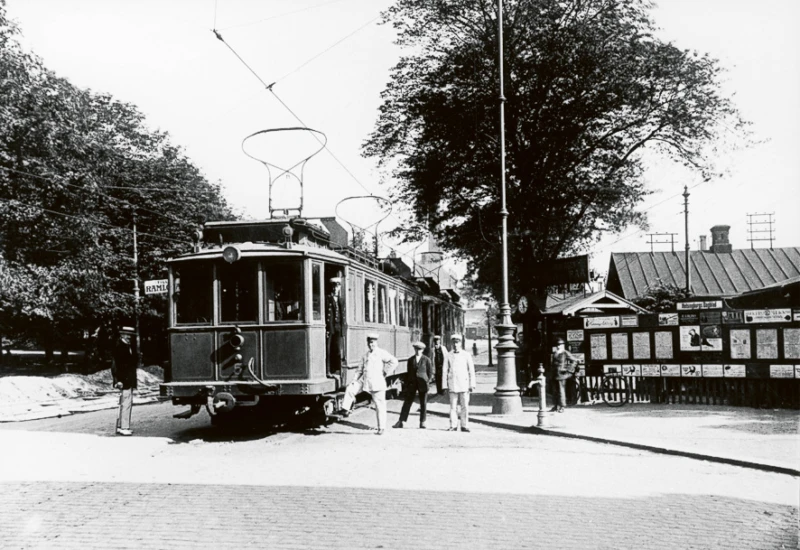 HRRJ efter ombyggnad till normalspår och elektrifiering, vid slutstationen på Järnvägsgatan (Stadsparken i bakgrunden till vänster).