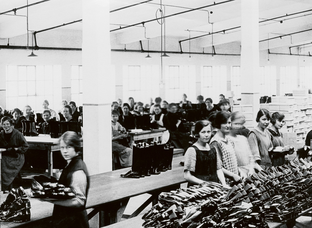 Interiör från fabriken där huvudsakligen kvinnliga arbetare var sysselsatta med tillverkningen av bl.a. gummiskor.