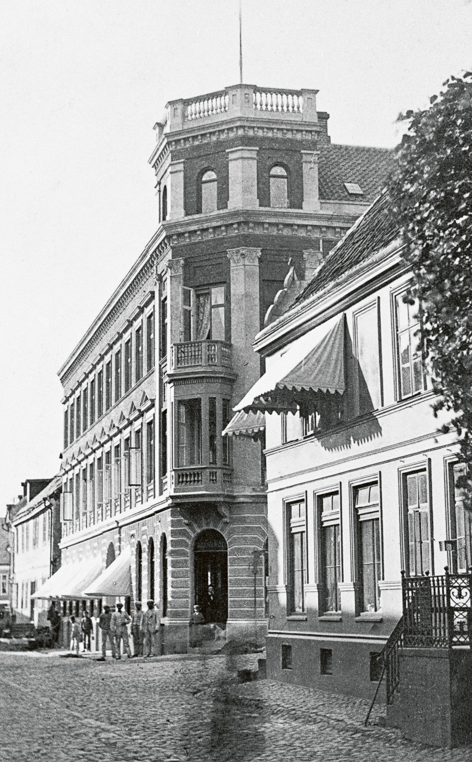 Hafströmska huset före påbyggnad av tornhuven för telefonledningar