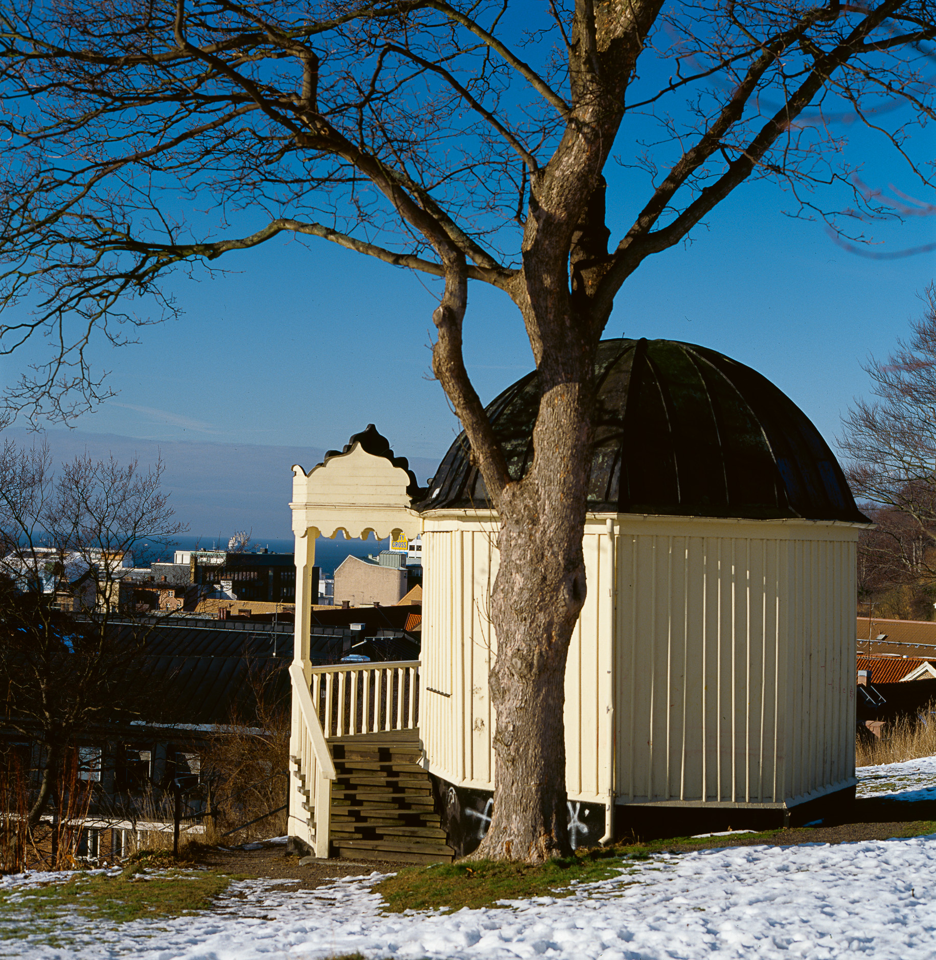 Lusthus, på Fredriksdals friluftsmuseum. Det är det s.k. Sylvanska lusthuset från 1810-talet. Foto Sven-Olof Larsén