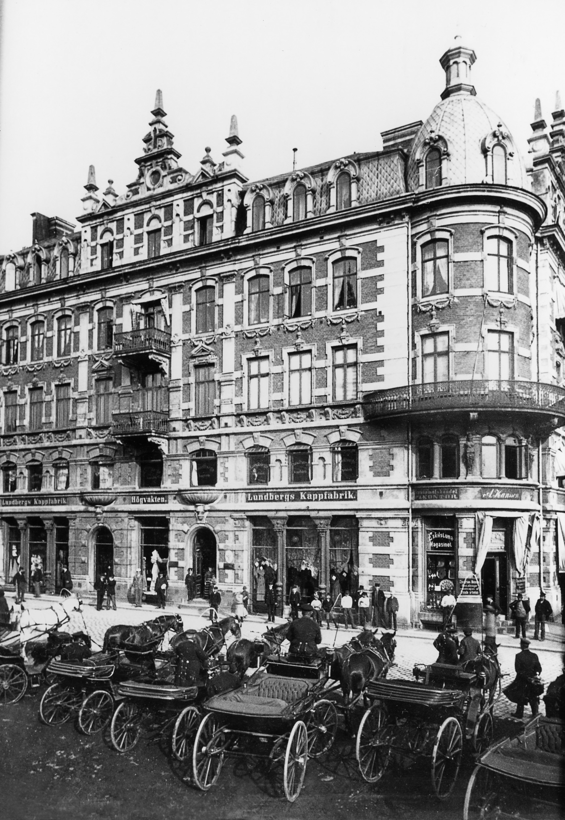 Det palatsliknande bankhuset, här sett från Stortorget. Foto omkring 190