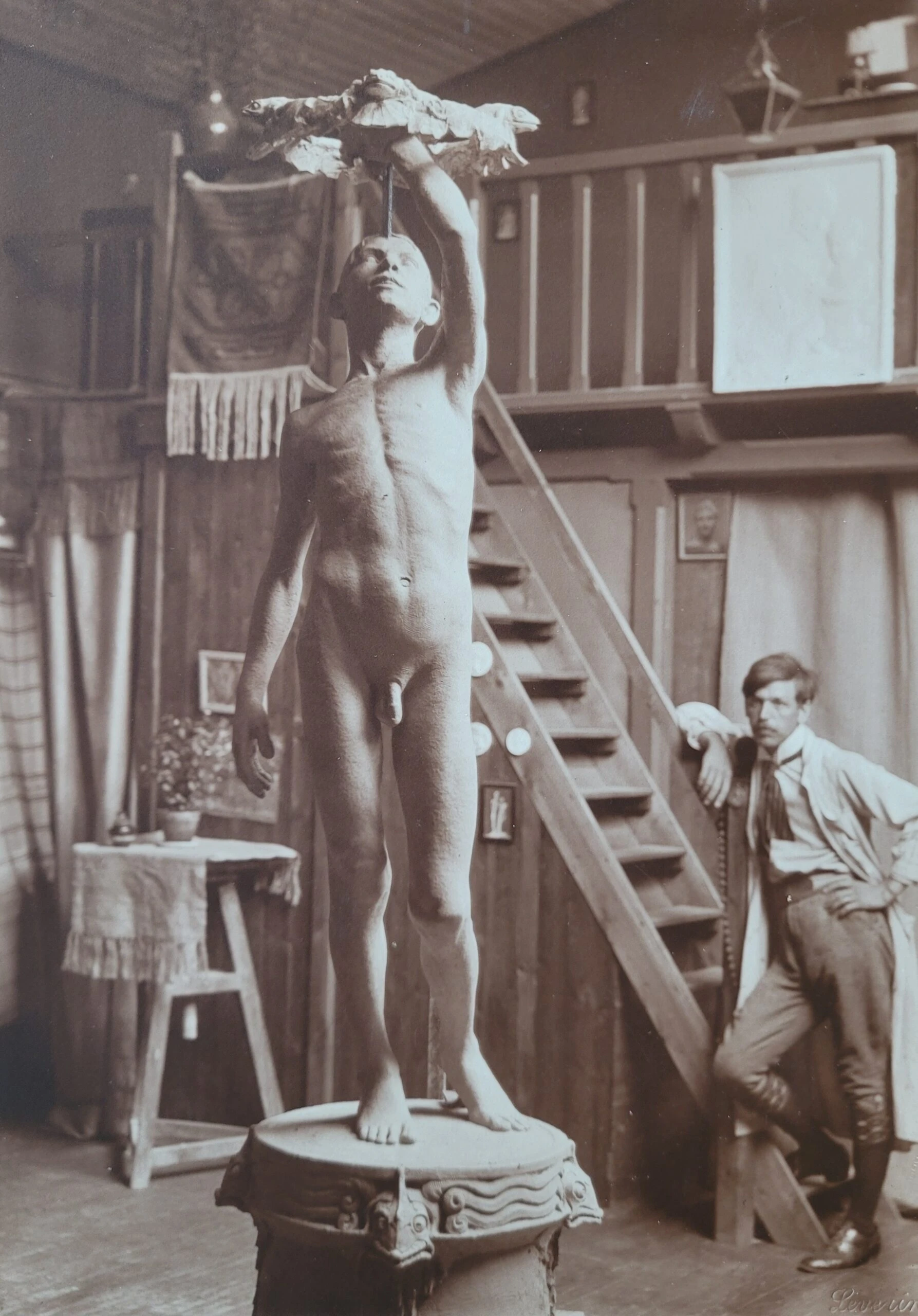 Ivar Johnsson med skulpturen Joakim.