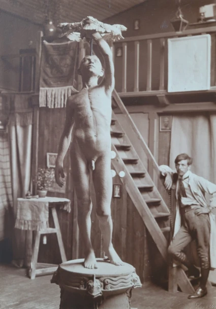 Ivar Johnsson med skulpturen Joakim.