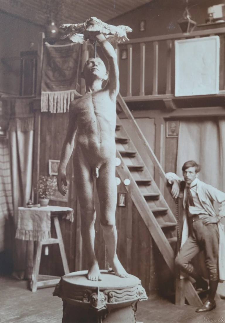 Ivar Johnsson med skulpturen Joakim.