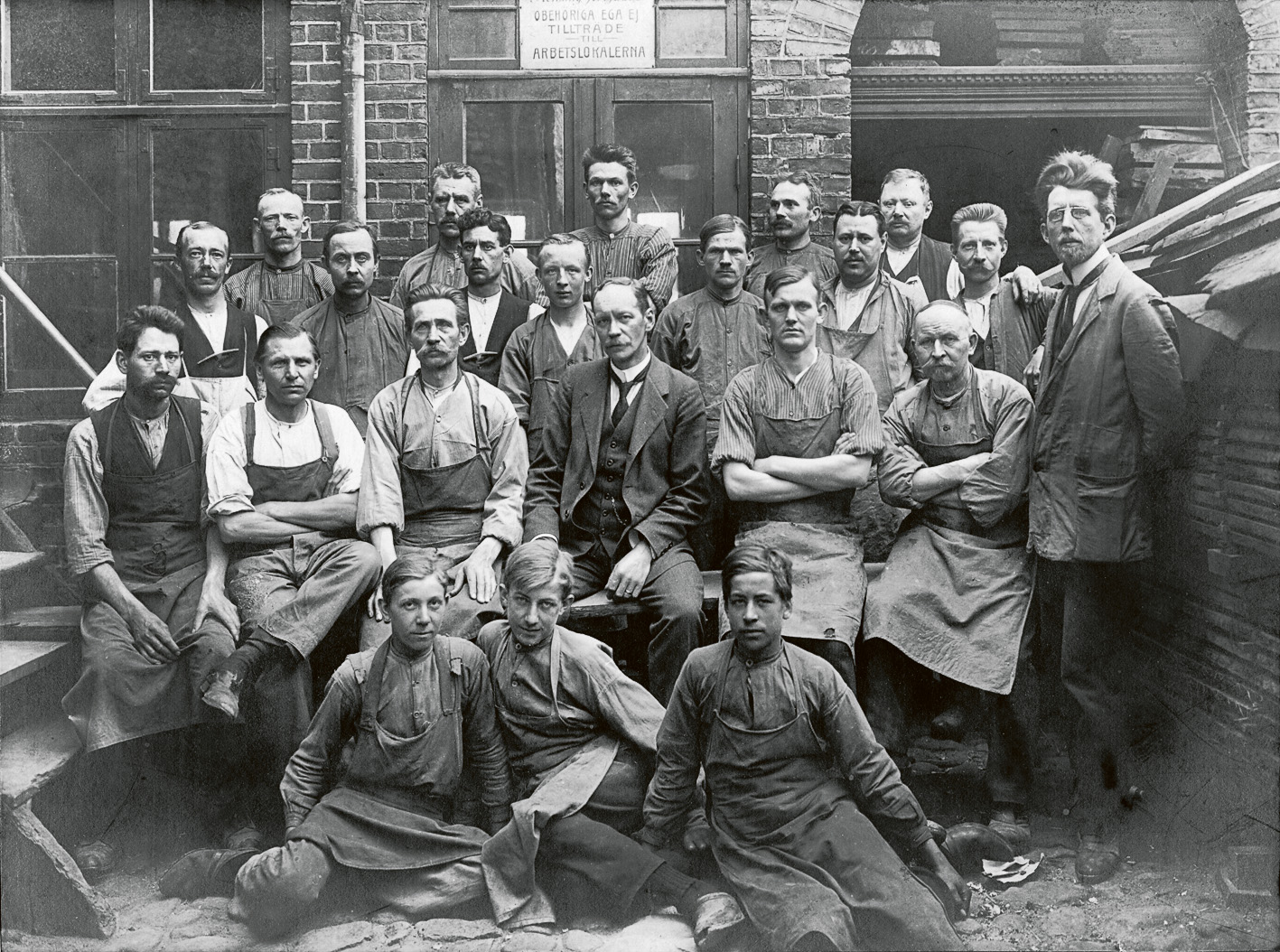 Hantverksyrken. Många av hantverkarna byggde upp större rörelser. Här ses snickarmästare Julius Andersson med sina anställda på gården till sitt företag, Bruksgatan 12.