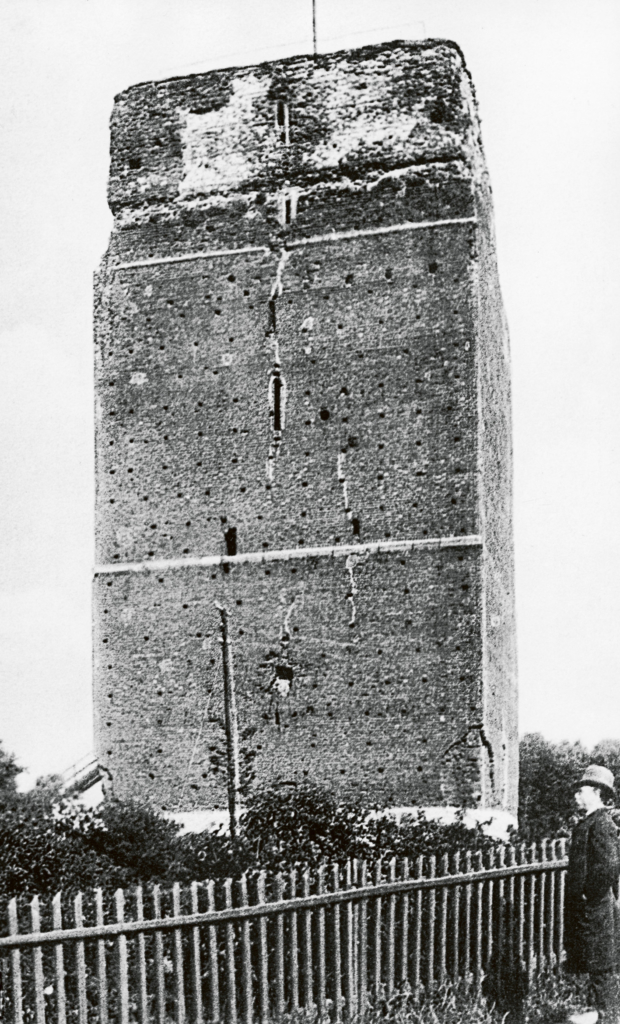 Kärnan, före den genomgripande restaureringen på 1890-talet. Till höger i bild syns J. A. Liedholm som artikeln "En Kärnans betvingare" handlar om.