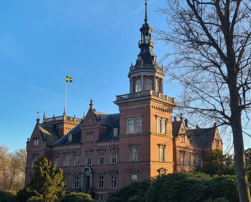 Bild på slott med spira.