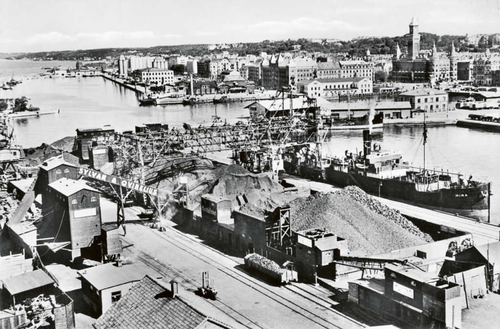 Febril verksamhet i Södra hamnen där de stora kolupplagen fanns under många år