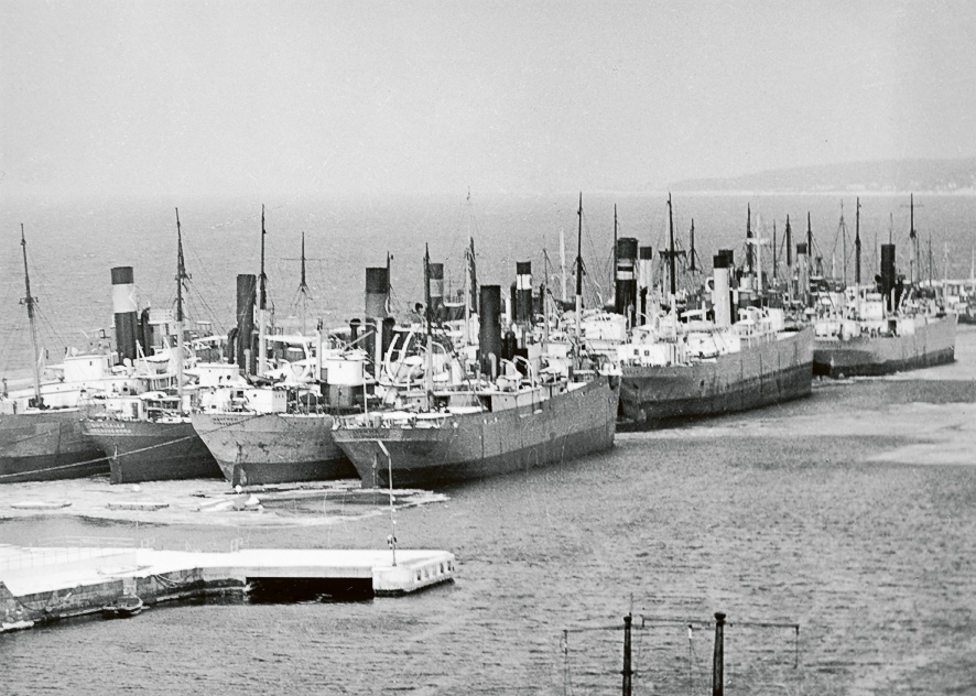 En stor mängd fartyg låg upplagda under kriget i Norra hamnen.
