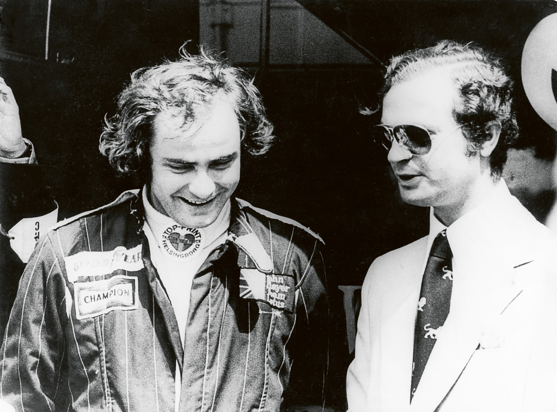 Helsingborgs racerstjärna Gunnar Nilsson i sällskap med kung Carl XVI Gustav på en bild från 1970-talet. Foto från Idrottsmuseet