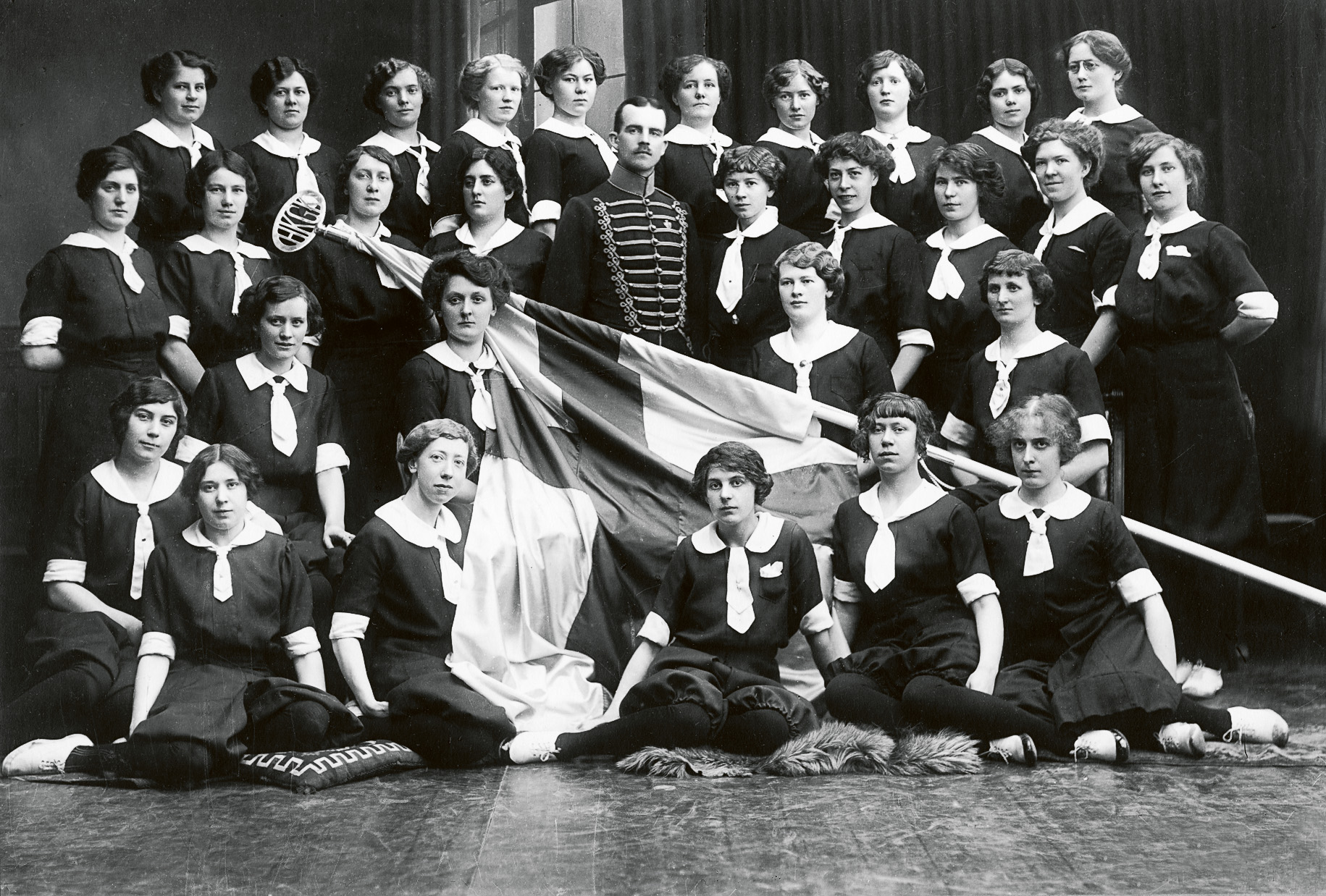 Helsingborgs kvinnliga gymnastikklubb med sin ledare, fanjunkare Oscar Strand 1914