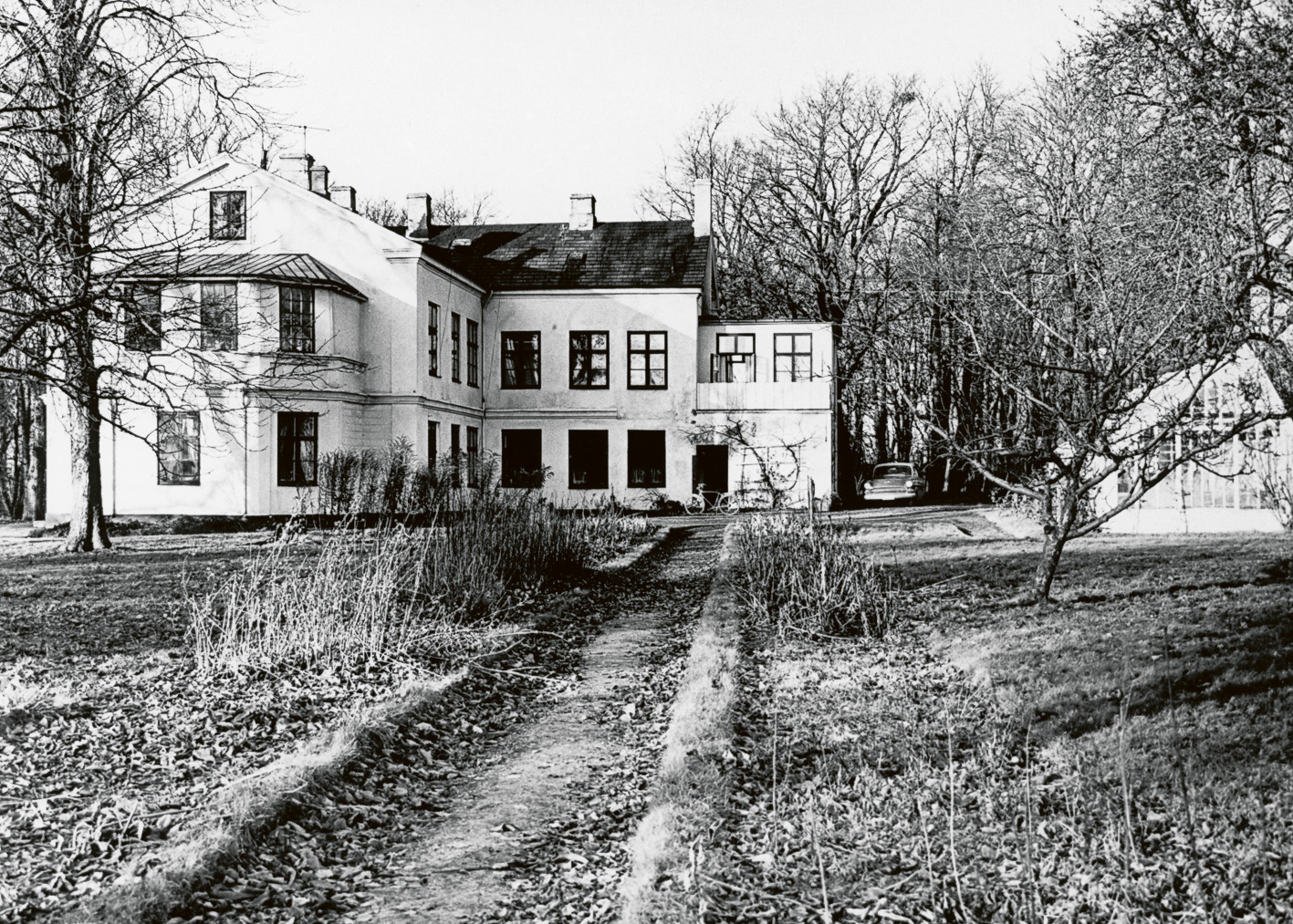 Närlunda (1). Den vita mangårdsbyggnaden, uppförd omkring 1850 revs 1965, låg på platsen för nuvarande bostadsområde