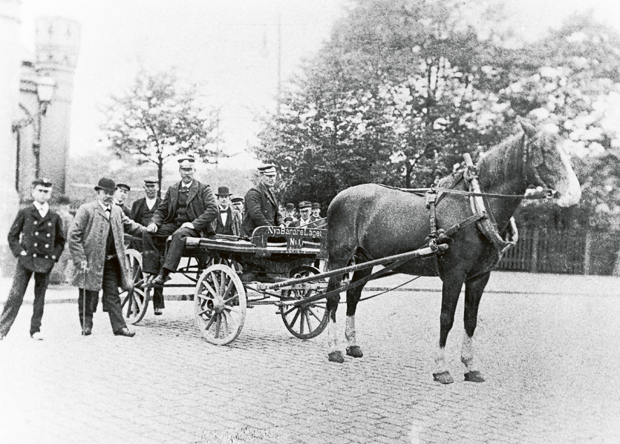 Hästen var innan bilen tog över transporterna en viktig medarbetare i Bärarelaget. Här syns bl.a. grundarna Anders Andersson (sitter t.v.) och Gustav Nyman. Foto från omkring 1900