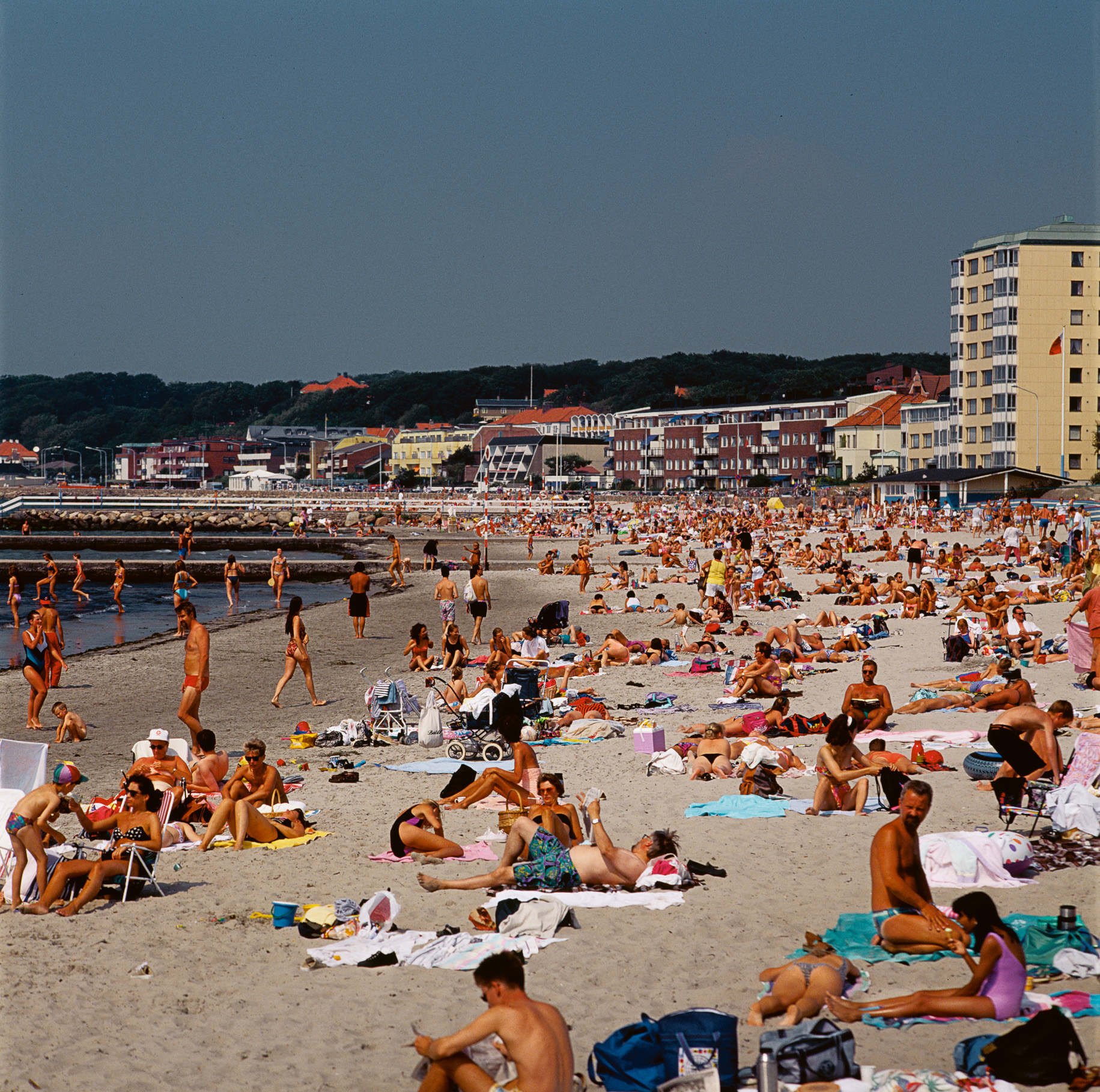 Örestrandsbadet, lockar en sommardag massor av helsingborgare till strand och vatten