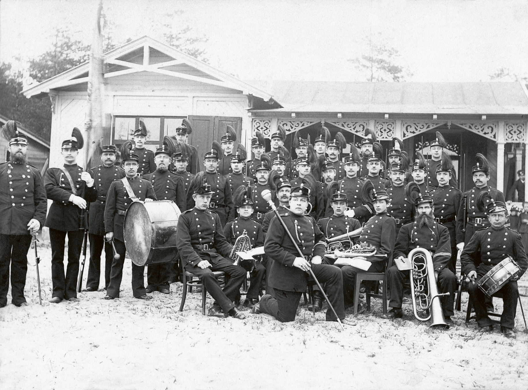 Skarpskyttekårens musikkår på 1870-talet. Befälhavare P. Ask ses längst till vänster. Gördel-makarmästare Carl Ludvig Lindberg (1848- 1908) med yvigt skägg, sitter som nummer två från höger. Flera anställda hos Linde-bergs gördelmakeri finns med i kåren