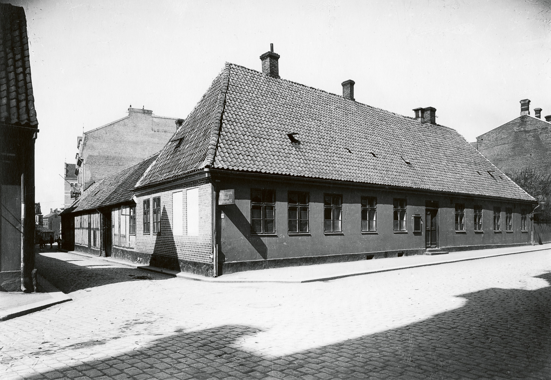 Prästgård, (1), vid korsningen Prästgatan/ Södra Storgatan. Gården är återuppförd på Fredriksdals friluftsmuseum