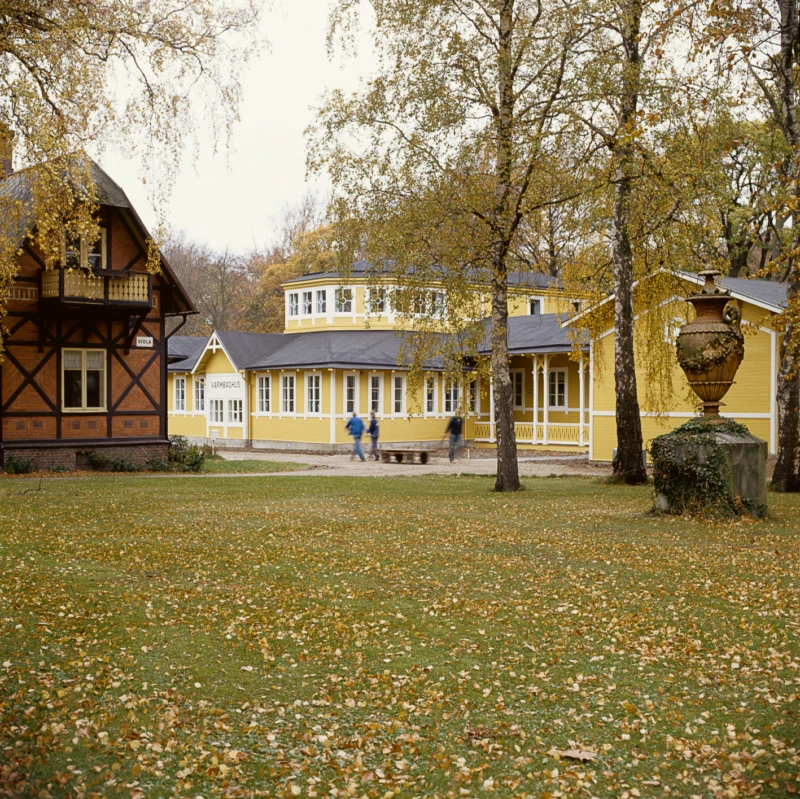 Gamla varmbadhuset. Urnan, från 1860-talet, utförd av Edvard Ferdinand Ring