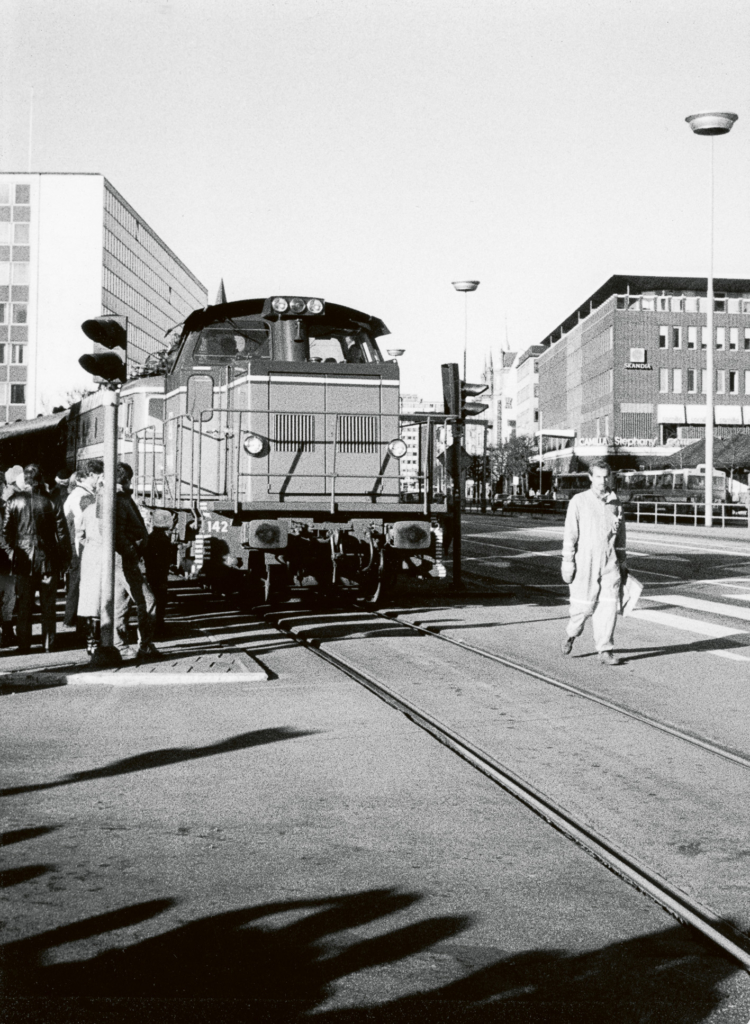 En syn som försvann efter tillkomsten av tågtunneln under centrala Helsingborg. Då försvann också stationskarlen med sin röda flagga som lotsade godstågen mellan de norra och södra bangårdarna. Han ansågs vara ”Helsingborgs mest anonyme kändis”. Foto Börje Nylander