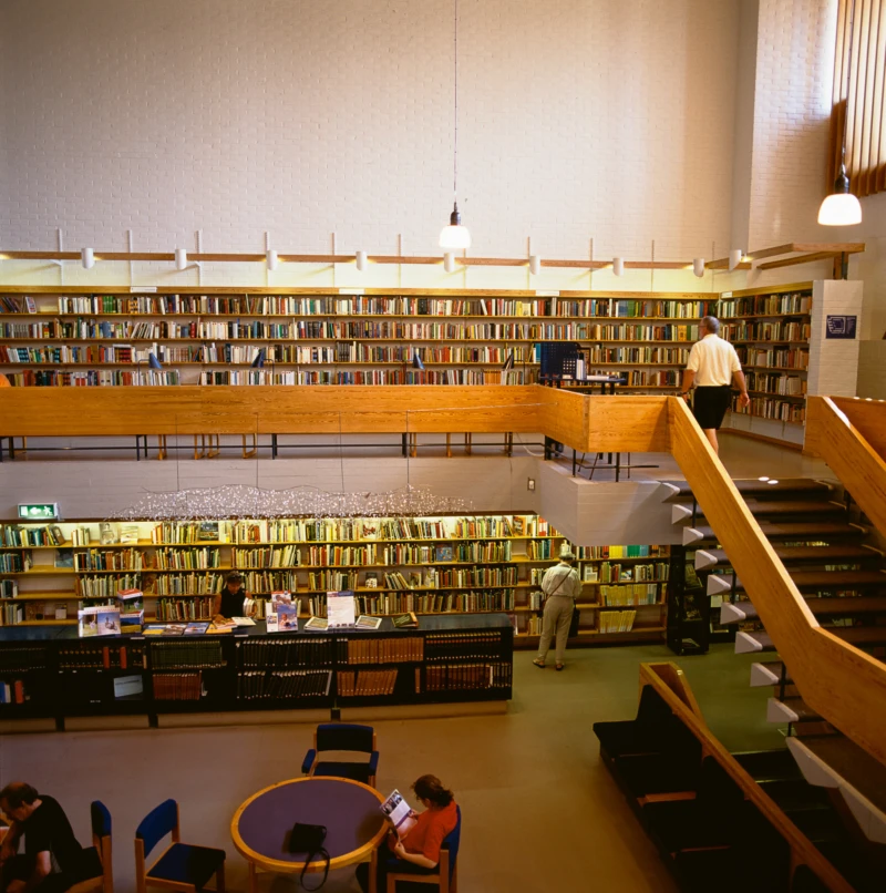 Interiör av Stadsbiblioteket i Stadsparken