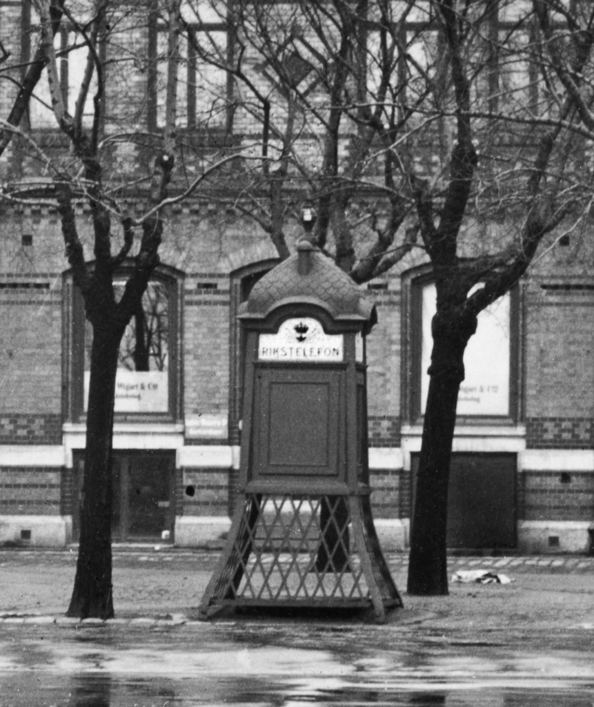 Kiosk av den äldsta modellen, kallad pagoden, ritad av Hjalmar Celion 1901. Det första exemplaret sattes upp i Kungsträdgården i Stockholm. Den på bilden stod i promenadallén framför Drottninggatan 30–36 i Helsingborg
