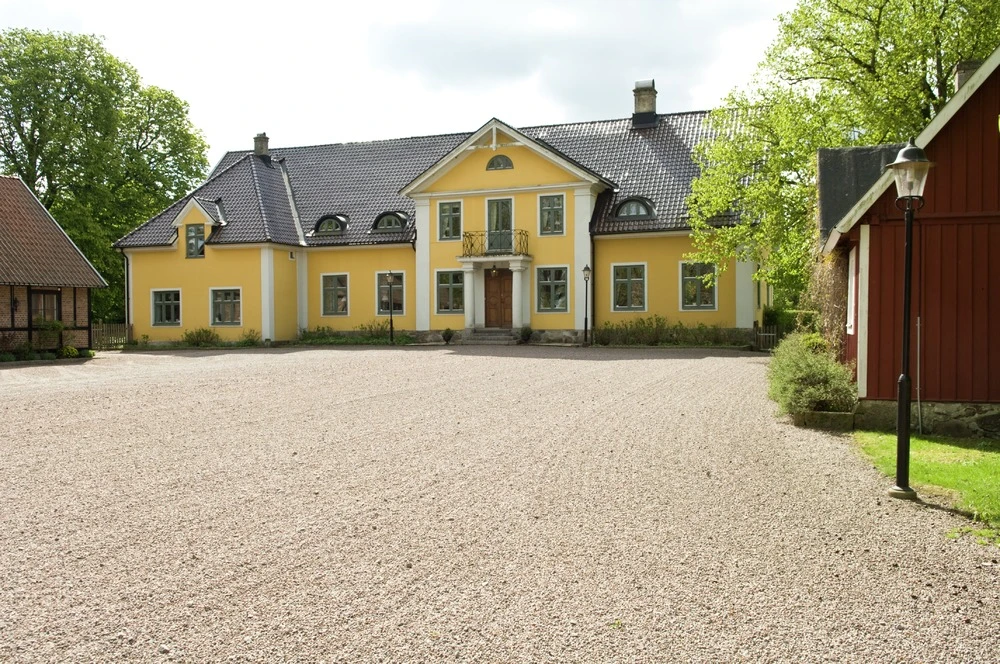 färgbild på herrgårdsliknande byggnad i buglt.