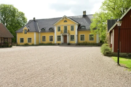 färgbild på herrgårdsliknande byggnad i buglt.
