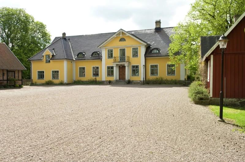 färgbild på herrgårdsliknande byggnad i buglt. 