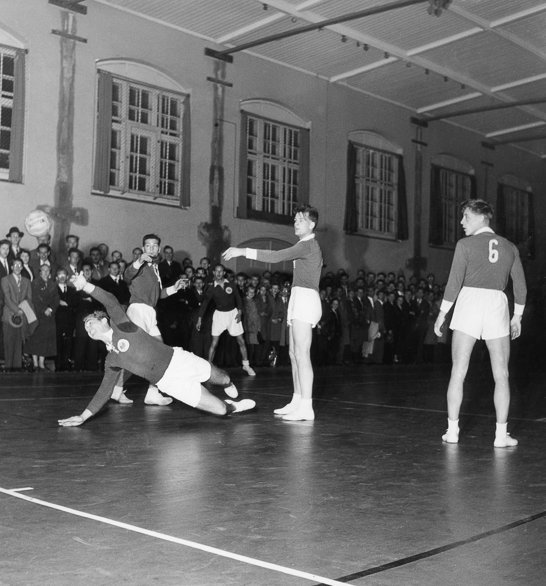 Alf Eliasson gör mål för Vikingarna i en match mot Karlskrona på 1950-talet i Berga kaserns gymnastikhus, allmänt kallad ”kolkällaren”. Foto Föreningen Idrottsarkivet